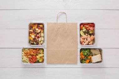 Sağlıklı gıda götürün kutularında, ahşap, üstten görünüm