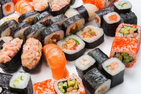 Set de sushi, maki y rollos aislados en blanco —  Fotos de Stock