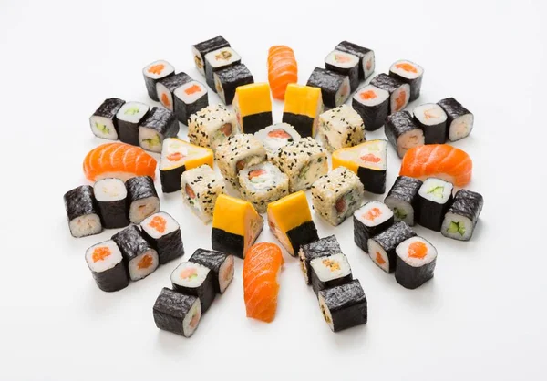 Set de sushi, maki y rollos aislados en blanco — Foto de Stock