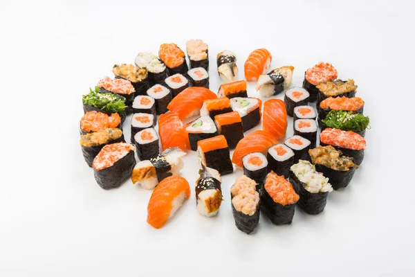 Set de sushi, maki y rollos aislados en blanco — Foto de Stock