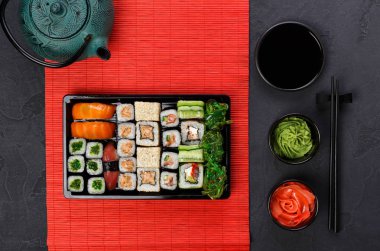 Japon restoranı Sushi ve rulo Üstten Görünüm