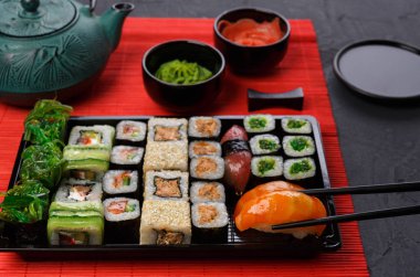 Yemek suşi ve rulo olarak Japon restoranı