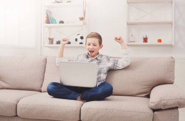 Genç çocuk dijital tablet kanepe evde kullanma