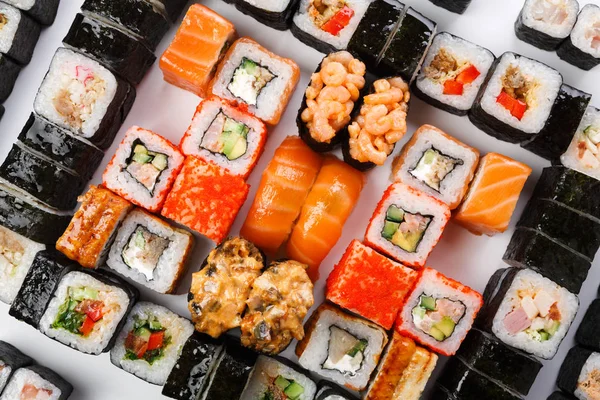 Zestaw sushi, maki i bułki na białym tle — Zdjęcie stockowe