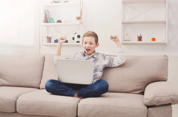 Tizenéves fiú segítségével digitális tábla kanapéval otthon — Stock Fotó