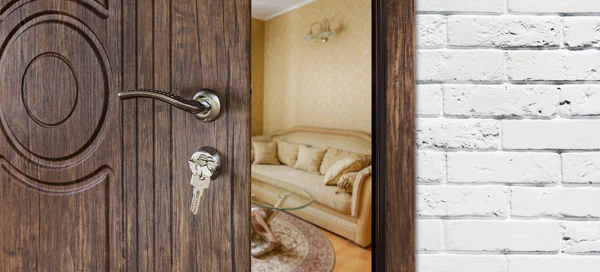 Puerta medio abierta de un moderno primer plano de la sala de estar . — Foto de Stock