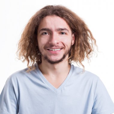 Mutlu yüz ifadesi ile gülümseyen neşeli adam