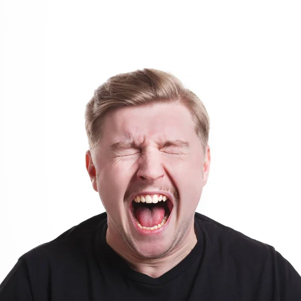 Pria mengekspresikan kemarahan, merasa marah, berteriak — Stok Foto