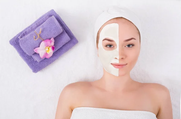Mascarilla facial, tratamiento de belleza spa, cuidado de la piel — Foto de Stock