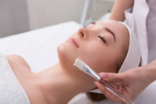 Woman gets face mask by beautician at spa — Stock Photo, Image