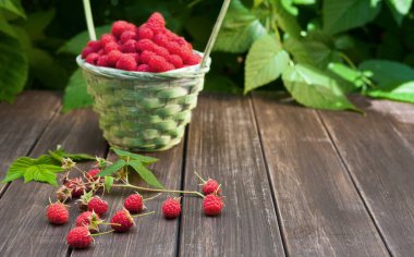 Ahududu Bahçe ahşap masa bush yakınındaki sepetle