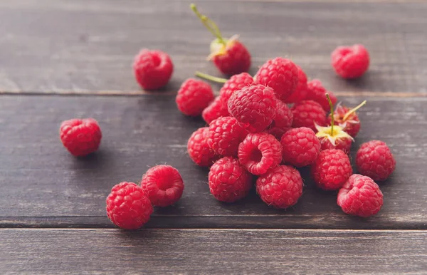 Taze ahududu closeup ahşap arka plan üzerinde