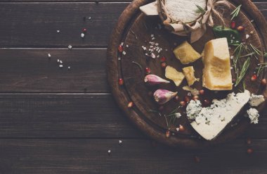 Rustik ahşap, mavi rokfor, brie ve parmesan peynir delikatessen