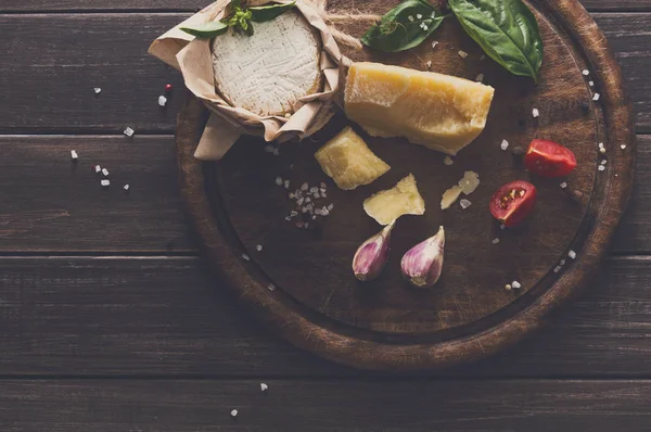 Delicatessen queso primer plano en madera rústica, brie y parmesano — Foto de Stock