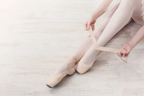 Ballerina mette su scarpe da ballo a punta, gambe aggraziate — Foto Stock