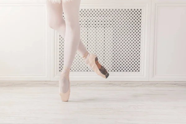 Ballerina gambe raccolto stand su scarpe da punta — Foto Stock