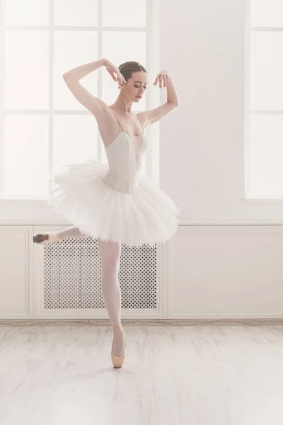 Hermosa bailarina de baile en punta, ballet clásico — Foto de Stock