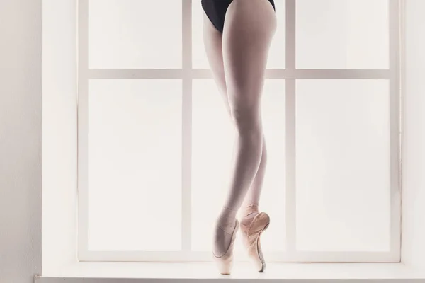 Pernas de close-up de bailarina jovem em sapatos pointe, prática de balé — Fotografia de Stock