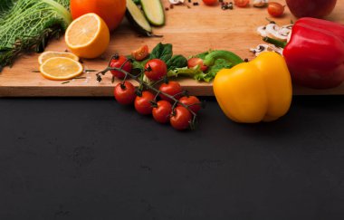 Kopya alanı siyah zemin üzerine taze sebze