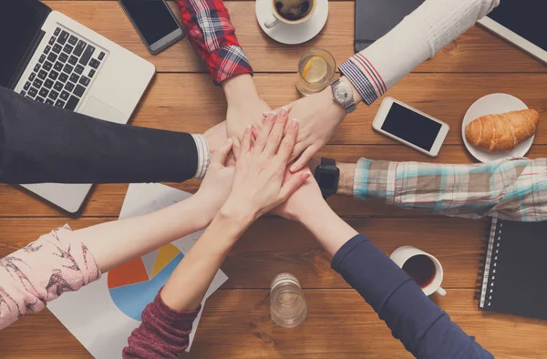 Le travail d'équipe et le concept de team building dans le bureau, les gens se connectent les mains — Photo