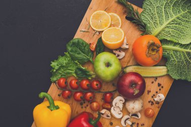 Çerçeve kopya alanı ahşap zemin üzerine taze sebze