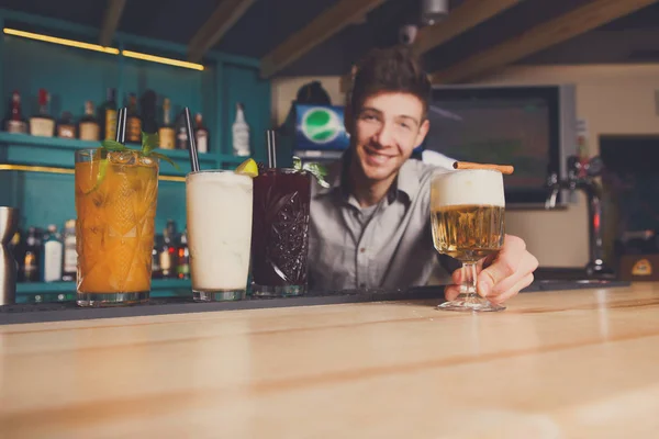 Young Barman ofrece cócteles sin alcohol en el bar del club nocturno — Foto de Stock