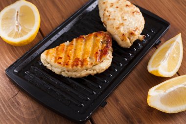 Halloumi ızgara Kıbrıs peynir ahşap üzerine kavrulmuş