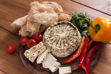 Ev yapımı Hint yumuşak peynir paneer otlar ile