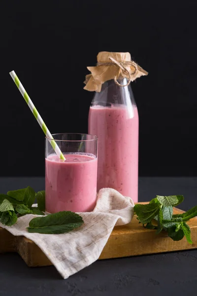 Kost, detox, hälsosam mat, yoghurt eller smoothie — Stockfoto