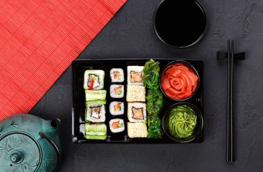 Japon restoranı Sushi ve rulo Üstten Görünüm
