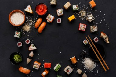 Suşi ve rulo arka plan, siyah, en iyi görünümü karede.