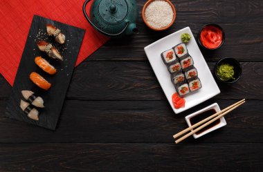 Suşi ve rulo arka plan, siyah, en iyi görünümü karede.