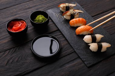 Siyah ahşap arka plan, closeup suşi kümesi