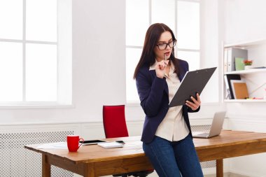 İş kadını ofiste notlar aşağı yazma