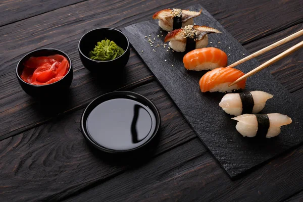 Sada sushi na černém pozadí, closeup — Stock fotografie