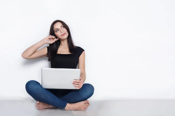 Freelancer woman working with laptop at home — Stock Photo, Image