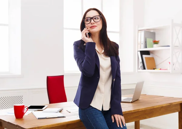 Geschäftsgespräch, telefonische Frauenberatung im Büro — Stockfoto