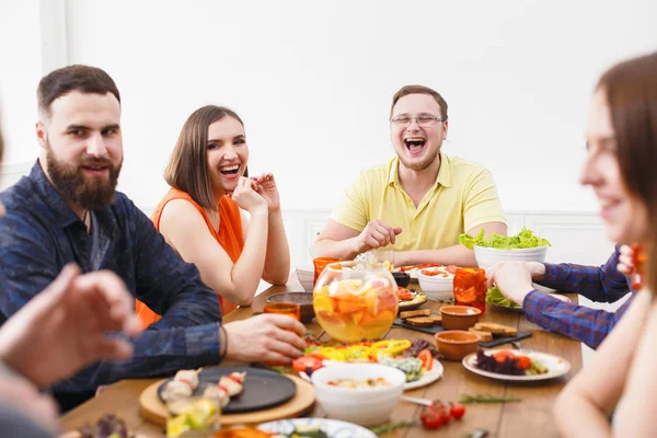 Grupo de pessoas felizes na mesa festiva jantar festa — Fotografia de Stock