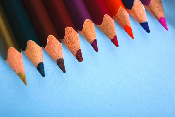Дерев'яні барвисті олівці в ряд, крупним планом — стокове фото