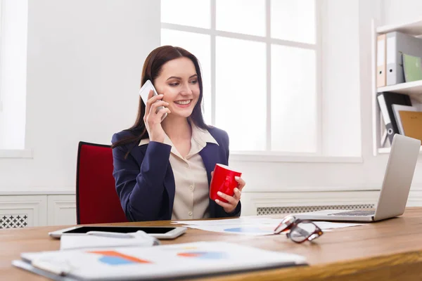 Zakelijke praten, vrouw raadplegen via de telefoon op kantoor — Stockfoto