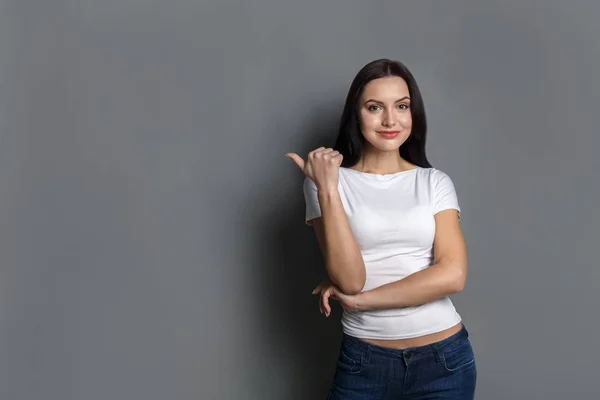 Vrolijk meisje in casual kleding poseren in studio — Stockfoto