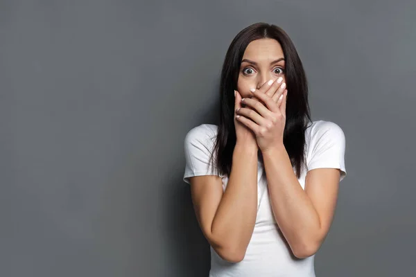 Donna spaventata che copre la bocca con le mani — Foto Stock