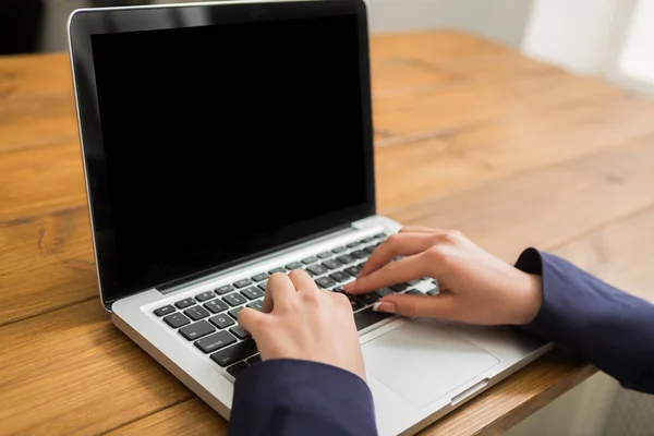 Mujer de negocios que utiliza el ordenador portátil en el lugar de trabajo, primer plano —  Fotos de Stock