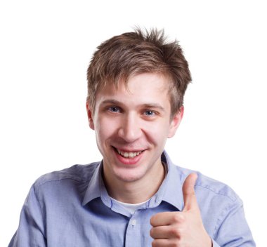 Neşeli adam gibi başparmak-up jest gösterilen