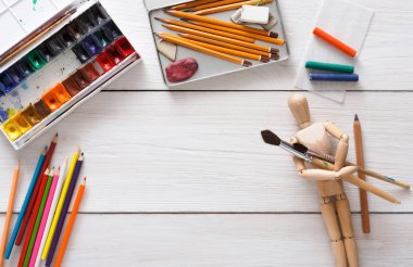 Boya ve ahşap ressam adam fırçalarla, nesne