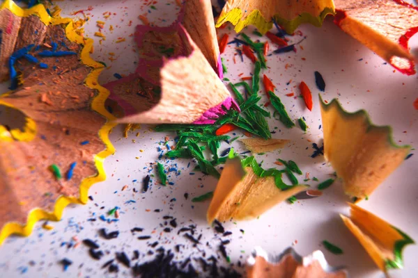 Дерев'яні барвисті олівці тирса і стружки — стокове фото