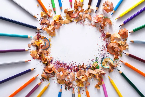 Outils de dessin, beaucoup de crayons colorés en cercle — Photo