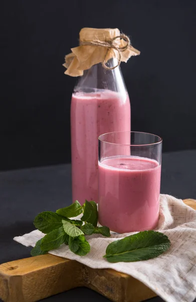 Kost, detox, hälsosam mat, yoghurt eller smoothie — Stockfoto