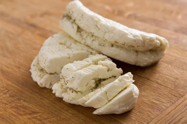 만든 유제품, 부드러운 치즈, 우유 제품 나무에 — 스톡 사진