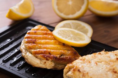 Halloumi ızgara Kıbrıs peynir ahşap üzerine kavrulmuş